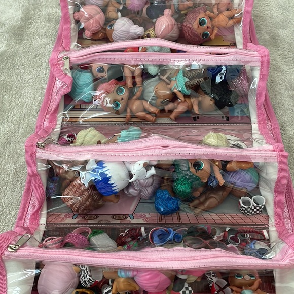Tons of LOL dolls and carrying case - Picture 3 of 5